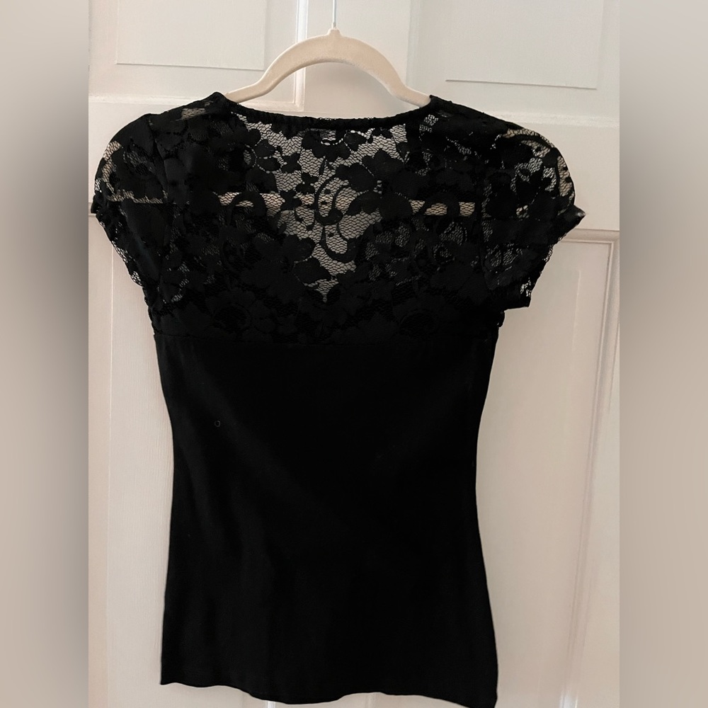Lace shoulder fitted top. V- neck.